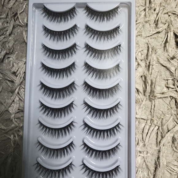 False eyelashes - Picture 2 of 8